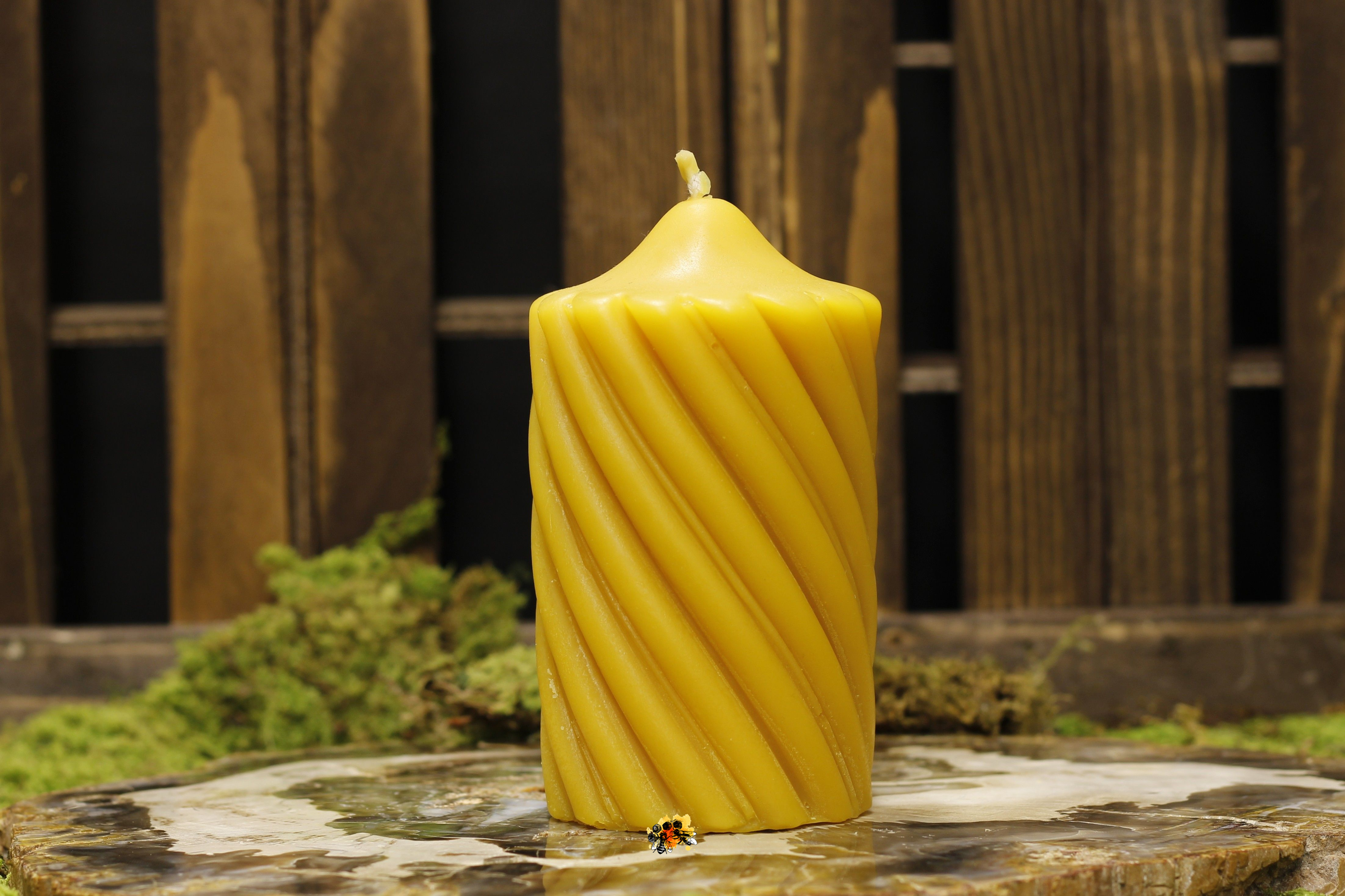 Stumpe "Relieflinien" Bienenwachskerze